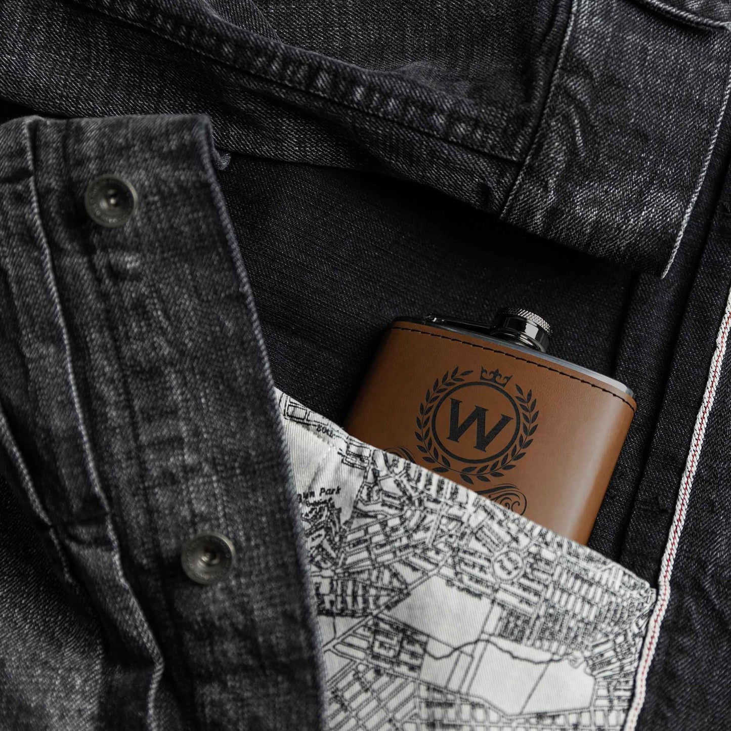 Gentleman Reserve – Personalized Leather Flask